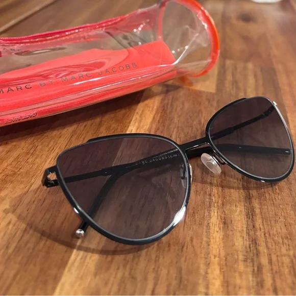 Marc by Marc Jacobs Black Cat Eye Sunglasses w/ Red Case 100% Authentic Women's - Picture 4 of 16